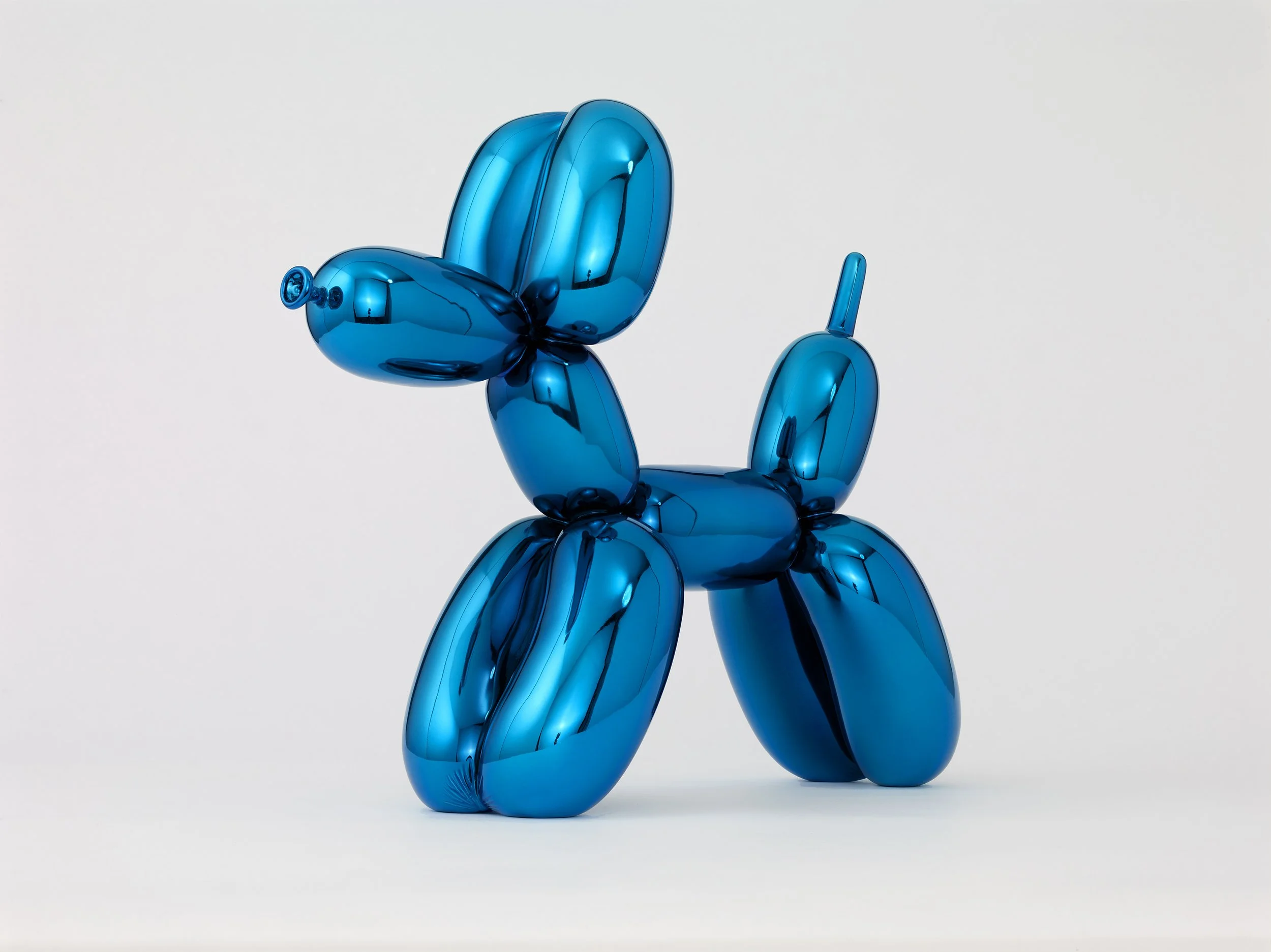Jeff Koons, Balloon Dog Blue in porcellana, esempio della differenza tra edizione e opera unica