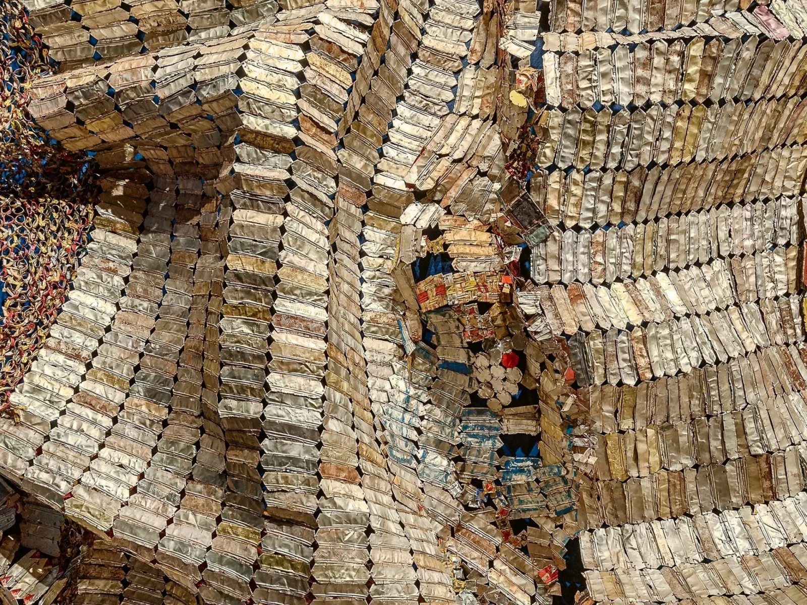 Dettaglio di un’opera metallica di El Anatsui nella mostra Triumphant Scale