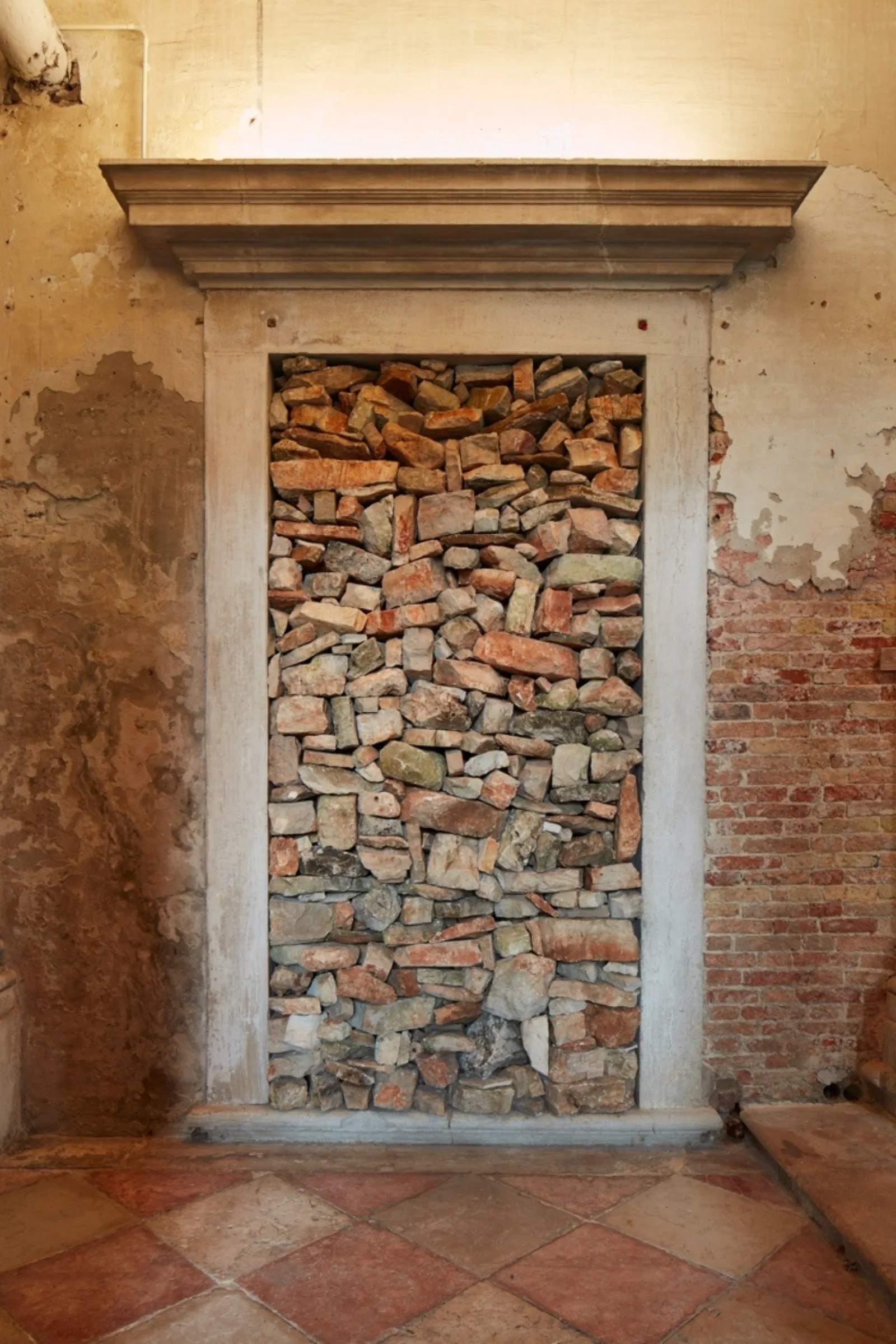 Veduta della retrospettiva Jannis Kounellis curata da Germano Celant a Venezia, immagine 1