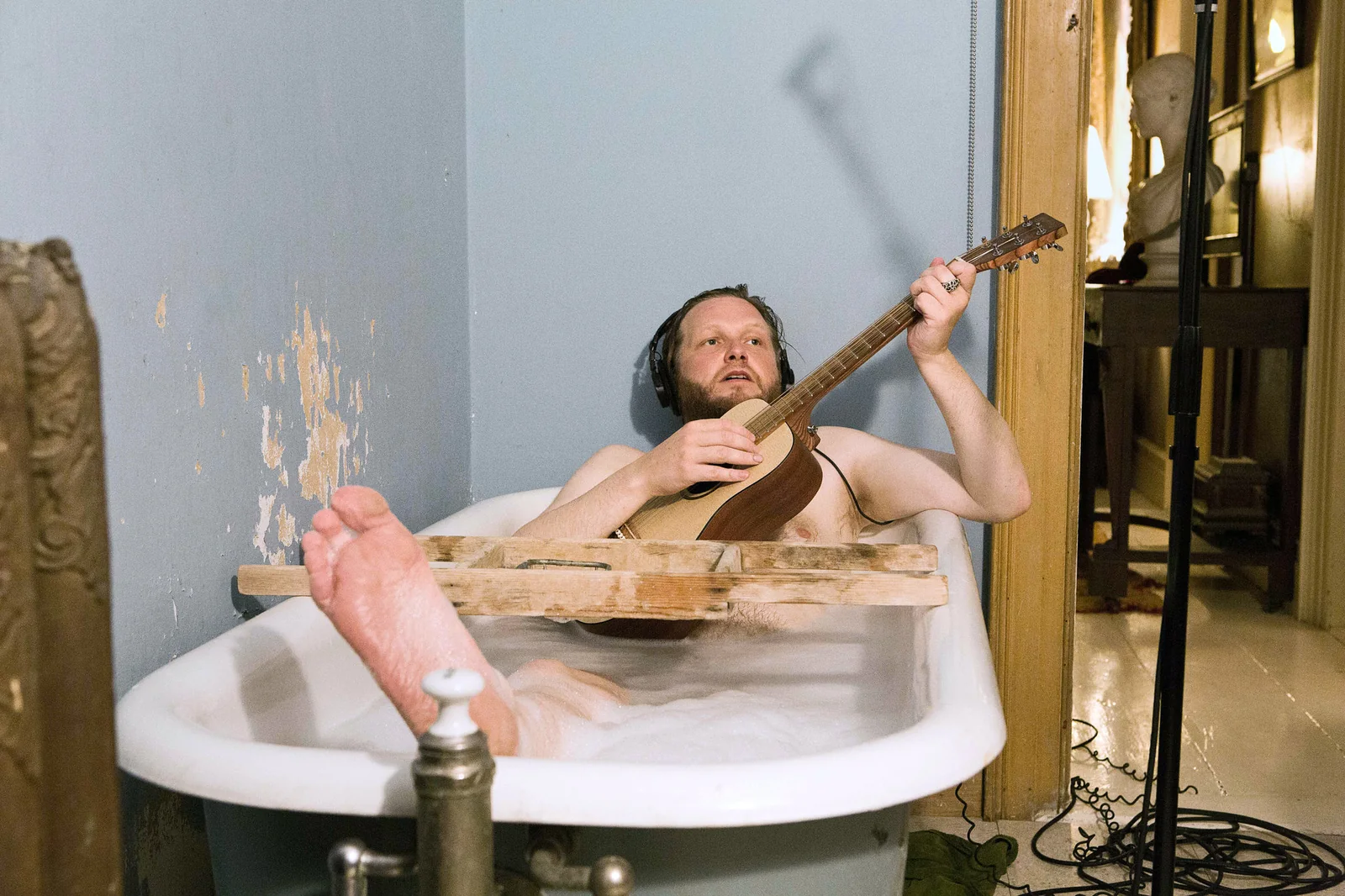 Ragnar Kjartansson, The Visitors: musicista in vasca con chitarra nella video installazione a nove canali