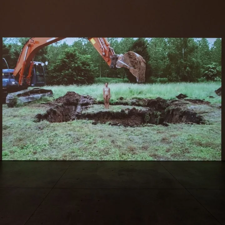 Regina José Galindo, Tierra: performance con il corpo davanti a un escavatore, presentata al MoMA PS1