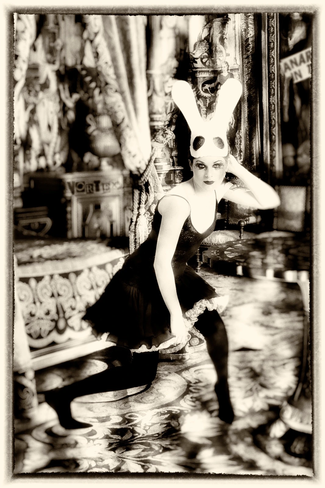 Ritratto in bianco e nero con copricapo a forma di coniglio dalla serie Punk Aristocracy